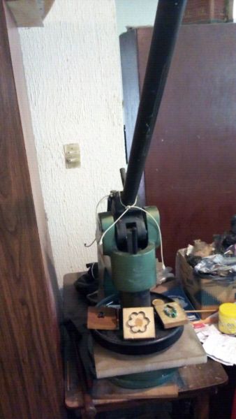 Imagen de SUAJADORA MANUAL PARA MANUALIDADES Y FIELTRO, CON 56 SUAJES numero 0
