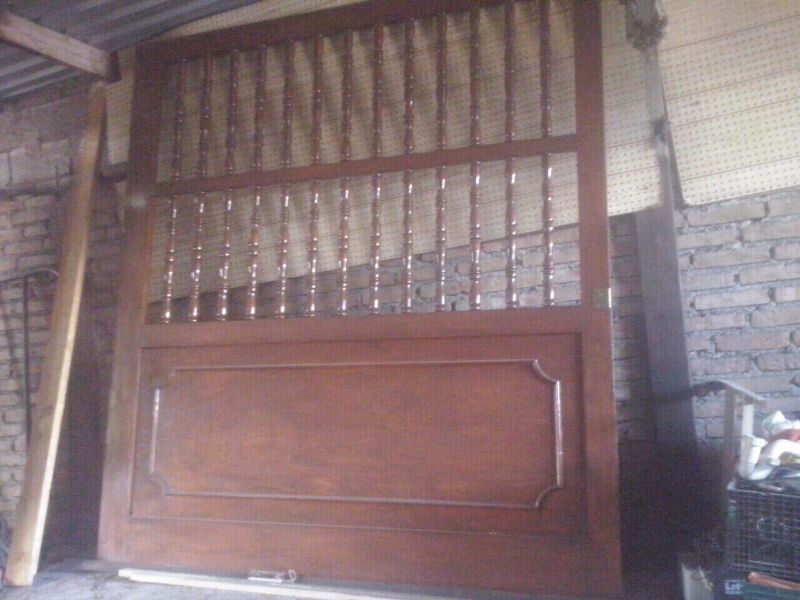 Imagen de Porton o bambalina hecho de madera solida con riel y rueditas numero 0