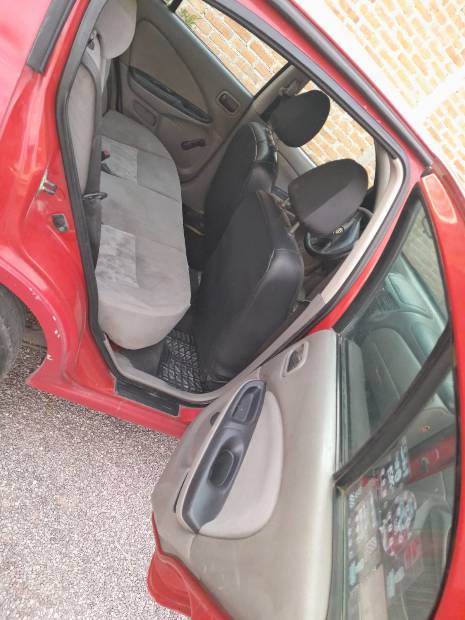 Imagen de Automovil Almera 2002 color rojo jalando al cien del motor numero 0