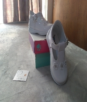 Imagen de Bonitos zapatos blancos tamiz para bebe numero 0