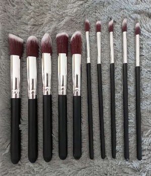 Imagen de Juego de 10 brochas de maquillaje negras con plata de 15 cms y 18 cms numero 0