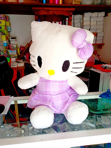 Imagen de Kitty de peluche con su vestido vioelta de 55 cm sentada numero 0