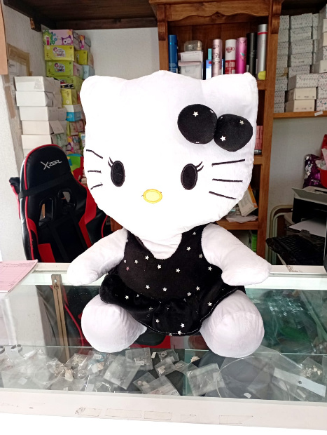 Imagen de Kitty de peluche modelo dark de 40 cm sentada numero 0