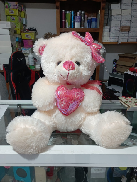 Imagen de Osa de peluche clara con detalles rojos de 40 cm numero 0