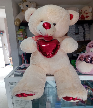 Imagen de Oso de peluche color hueso con corazón de 125 cm numero 0