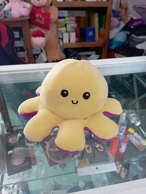Imagen de Pulpo reversible peluche color amarillo y violeta de 15 cms numero 3