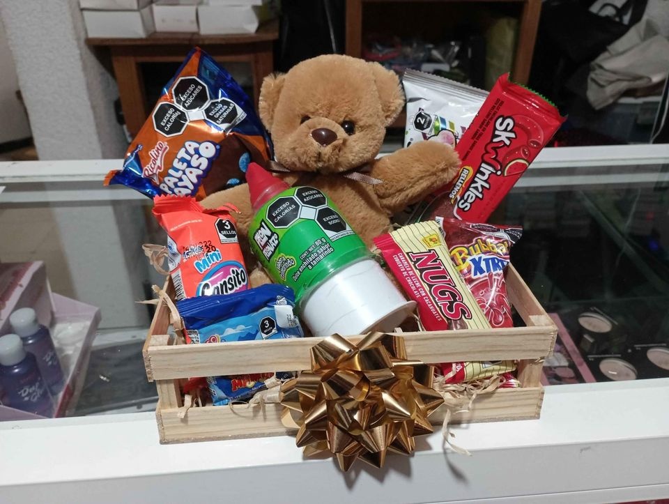 Imagen de Regalo personalizado caja de madera con dulces y osito en el centro numero 0