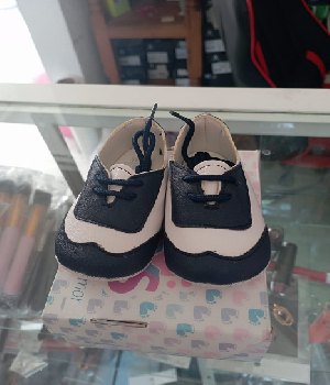 Imagen de Tenis para bebe color blanco y azul no caminante Talla 10 cms numero 0