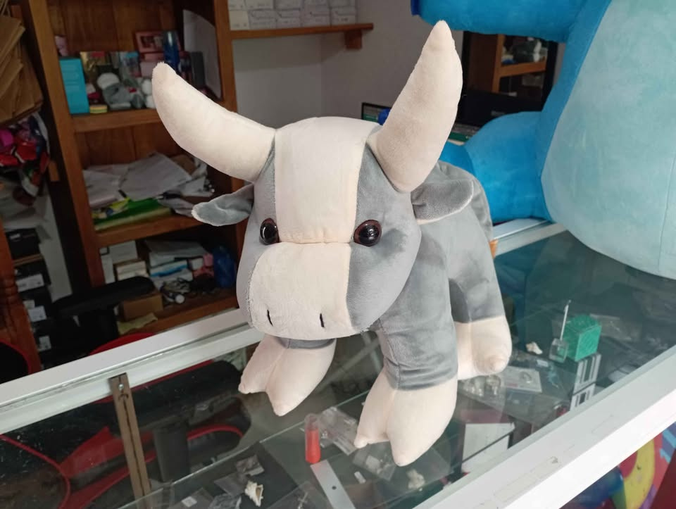 Imagen de Toro de peluche color gris 40 cm numero 0