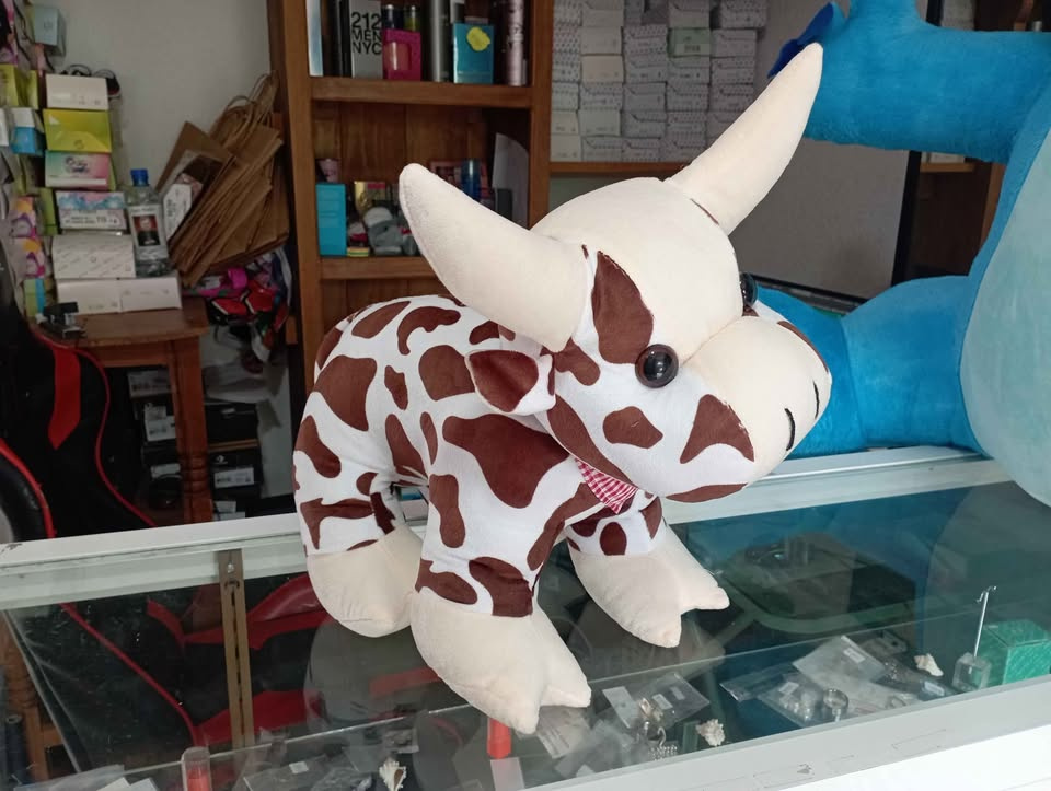 Imagen de Vaca Toro de peluche 40 cm manchas cafés numero 1
