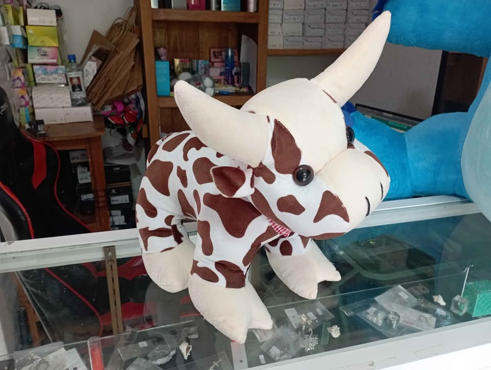 Imagen de Vaca Toro de peluche 40 cm manchas cafés numero 2
