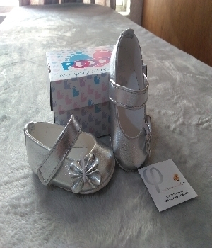 Imagen de Zapatos para bebe color plateados con flor numero 0