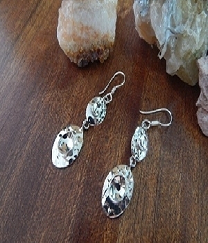 Imagen de aretes de plata largos de 6 centimetros hojas numero 0